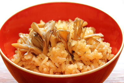 Flavored Rice cooked with Maitake Mushrooms