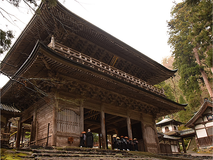 Main gate, or sanmon