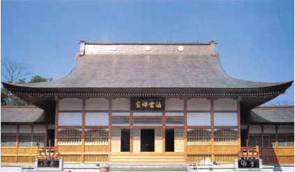 Les statues de Sho-Kannon (Avalokiteshvara sacré), Amida-Butsu (le Bouddha de la lumière infinie) et Nyoirin Kannon (Cintamani-chakra Avalokiteshvara) sont vénérées dans la Salle du Dharma, située près du centre de l'enceinte du temple.