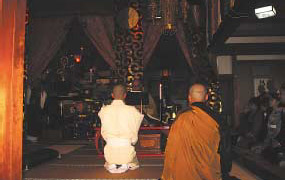 Cerimônias solenes no Salão do Dharma para representar o ingresso no sacerdócio.
