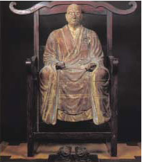 A estátua representando Kangan Giin, o fundador do templo, feita há mais de 600 anos.