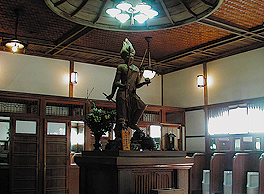 Si dice che Ucchusma elimini ogni impurità. Una statua che lo rappresenta, la più alta nel suo genere in Giappone, viene venerata nel bagno il cui sistema di sciacquo risale a sessantasei anni fa.