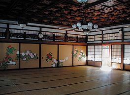 O interior do Zuiryukaku pode ser fácilmente confundido com um museu dearte.