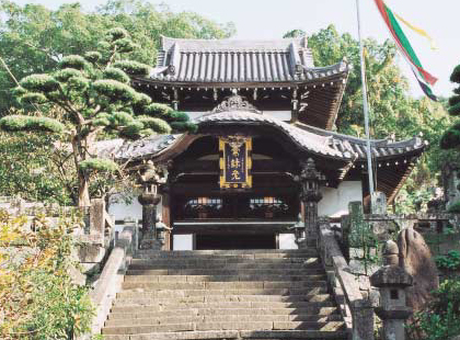 O Grande Salão de Buda (Daibutsu-den) abriga uma estátua de Buda Vairochana (Birushana-butsu), a manifestação de verdade cósmica.