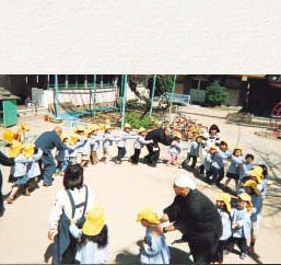 As crianças do jardim de infância consideram os monges do templo Kotaiji como bons amigos.