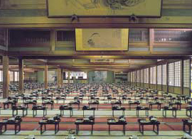 Nel Saishoden, che può ospitare mille persone, si tengono conferenze sul buddismo e incontri.