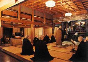 Le funzioni gongyo vengono celebrate mattina e sera presso l’Aichi Senmon Nisodo.