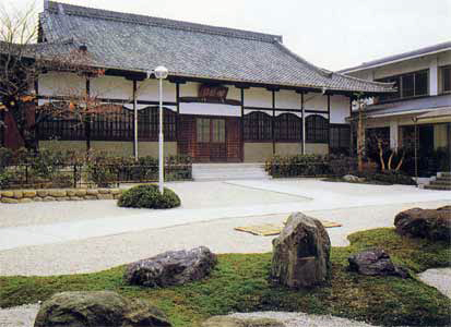 La Sala delle monache e il giardino di sabbia bianca.