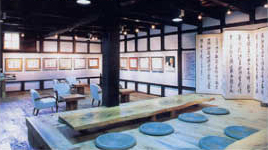 O depósito de arroz, construído cerca de um século atrás, foi remodelado como uma galeria.