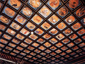 Il soffitto della Sala Hoko è decorato con pitture che raffigurano fiori e animali.