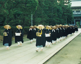 Moines novices demandant l'aumône