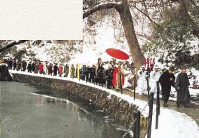 En primavera, el agua pura del estanque legendario del valle se ofrece a los Budas y a las deidades Naga.