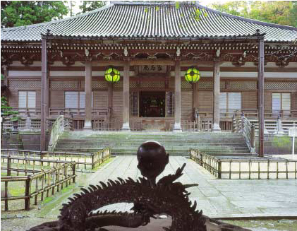 Le figure dei Naga decorano il grande incensiere davanti alla Sala principale.
