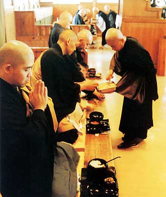 Monges recitam o canto da refeição na hora da refeição.