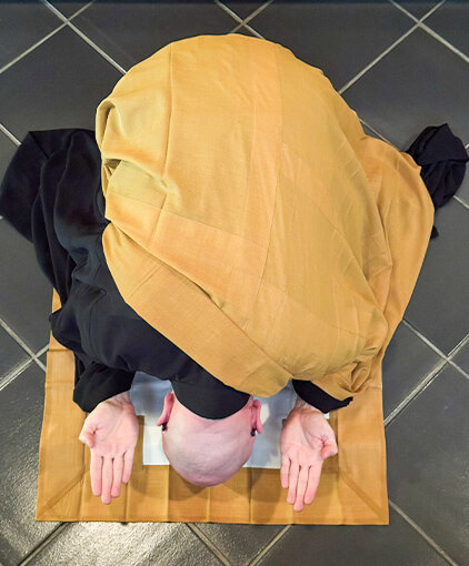 Prostrating (gotai-tochi)-3