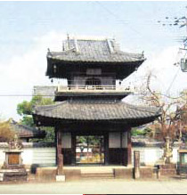 Figures of guardian deities (Nio) flank the opening of the main gate, built in 1720.