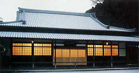 O salão dos monges com uma leve cobertura de neve.